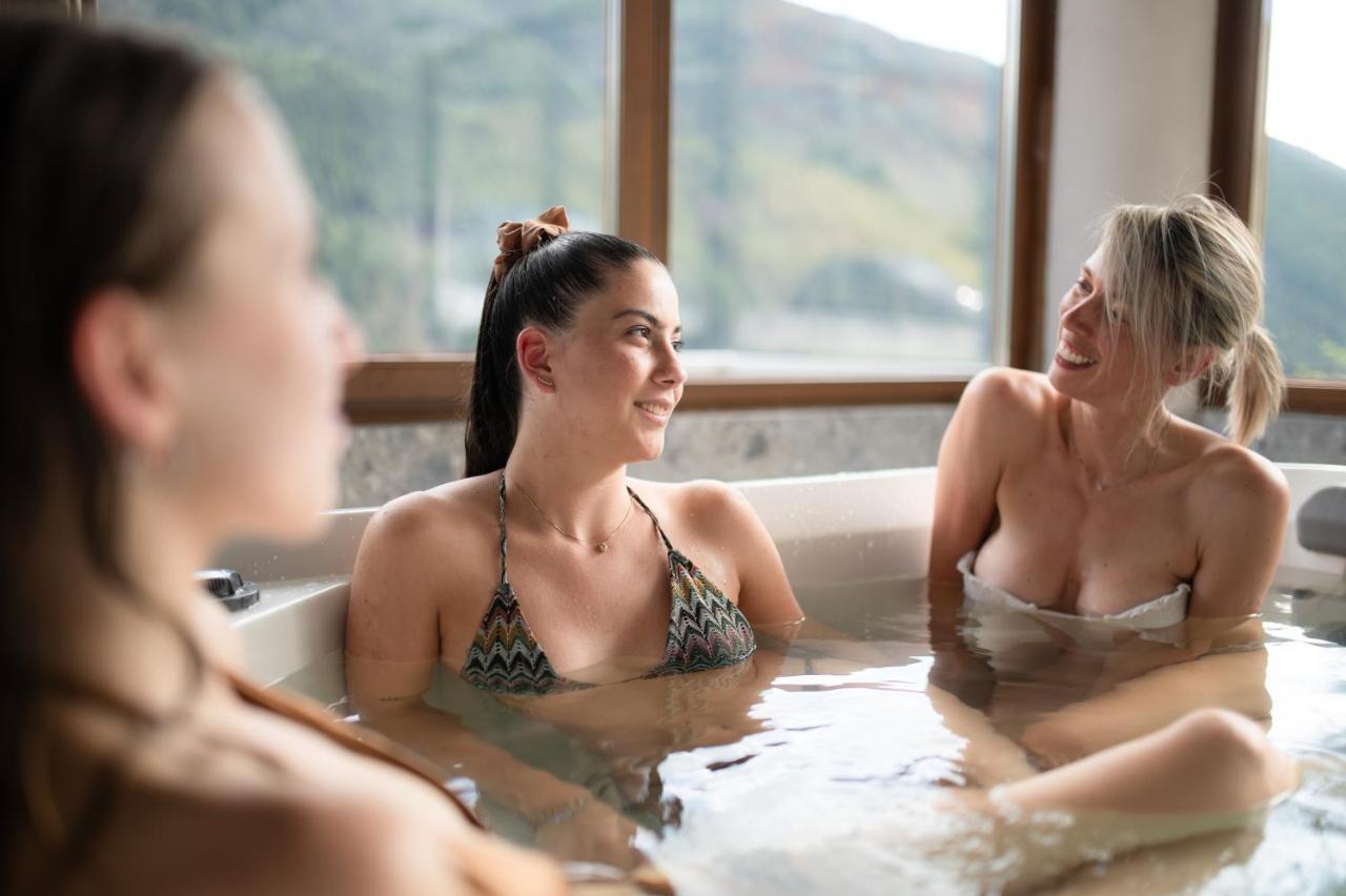 Hotel Vezza Alpine Lodge & Spa เวซซาโดโญ ภายนอก รูปภาพ